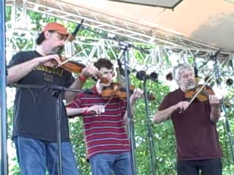 Molly Put the Kettle On by Missouri Fiddlers at Clifftop