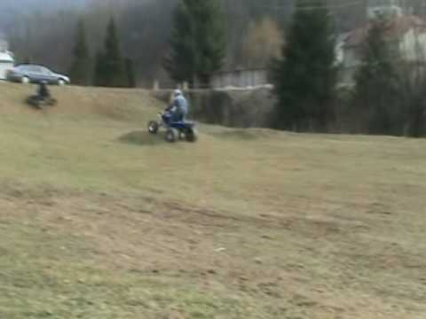 19.DEČKI  ŽUTNICE - Ja i Božidar učimo skokove