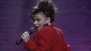 Paula Abdul performs &quot;Straight Up&quot; at the Apollo (1080p)
