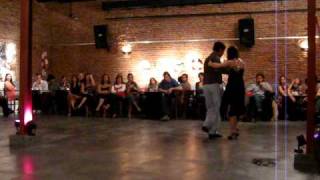 Domingo 19 en LOCA! Alejandro Berón y Aldana Silveyra.