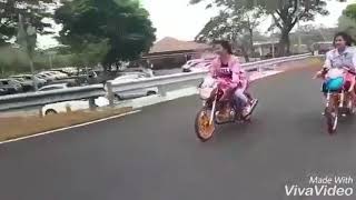 Download lagu Cewek cantik naik vijar mp3 Download lagu Cewek cantik naik vijar mp3