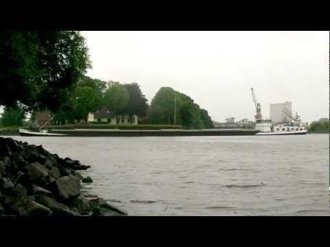 Vorbeifahrt und Wende Binnenschiff  Hendrika GMS 02317995 zu Berg auf der Hunte, Oldenburg