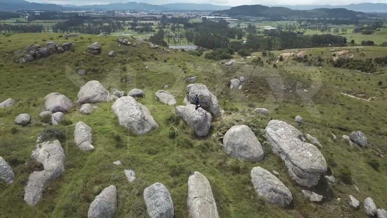 Mujer haciendo senderismo en montaña