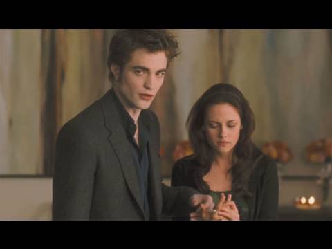 The Twilight Saga's New Moon (Clip 'Bella's Birthday')