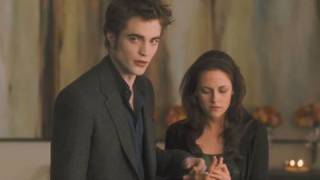 New Moon Clip - The Paper Cut