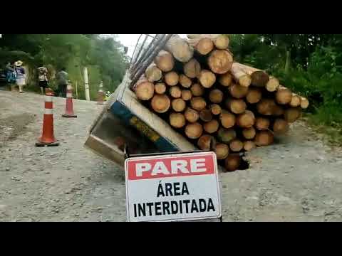 Caminhão cai em buraco de vazamento da transposição da Sabesp na estrada Juquitiba Ibiúna.