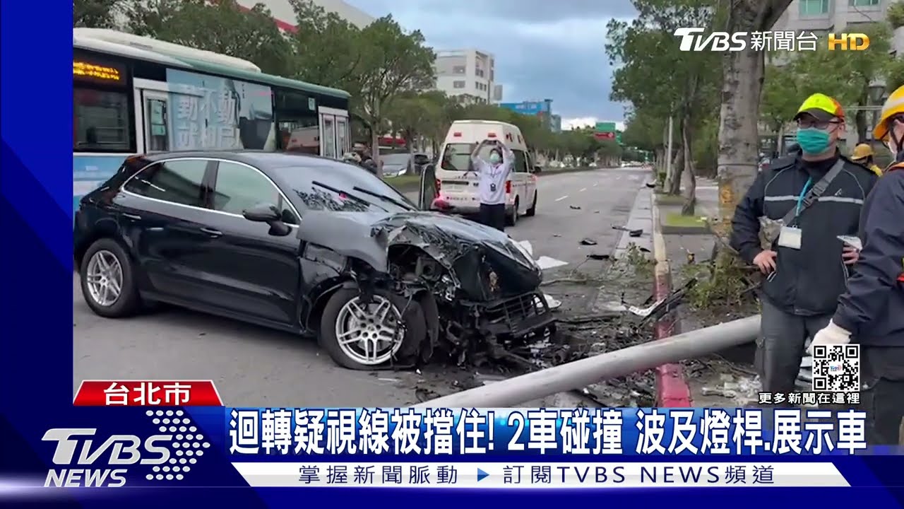 迴轉疑視線被擋住!2車碰撞 撞斷路燈桿、波及展示車