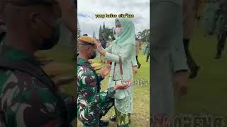 Download lagu Bahagianya ibu ketika menyematkan baret kebanggaan sang anak #shorts #tni mp3