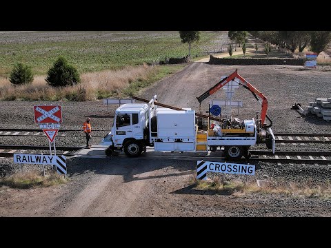 ARTC Hi-Rail Truck Transitions To Rail Mode At Gheringhap (8/4/2022) - PoathTV Australian Trains