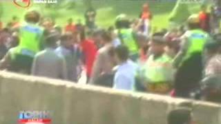 Download lagu [ANTV] TOPIC OF THE DAY: Jakmania Disbanded by Police for Blocking the Cikampek Toll Road mp3