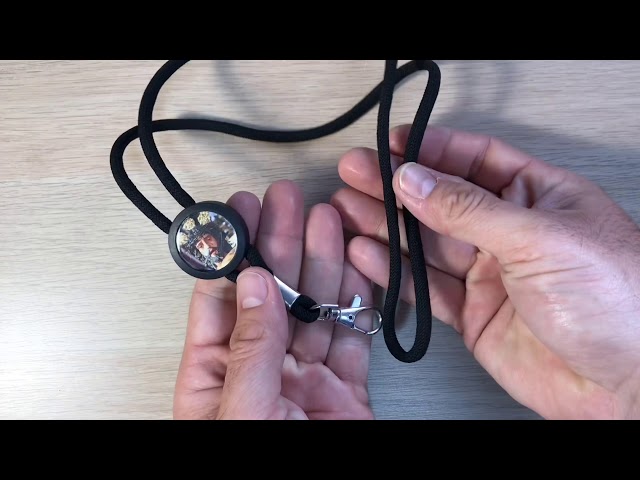 Vídeo relacionado con Lanyard con portatarjetas, patrón de fútbol suave Lanyard negro cómodos portatarjetas de identificación para barco de crucero de la escuela de autobuses, con un llavero de fútbol negro