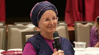 כנס תלמידי הרב שטיינזלץ תשפ"ג | התוועדות שמור שארית ישראל | יהודית שבתא מספרת (תלמידי הרב עדין אבן ישראל (שטיינזלץ) זצ"ל) - התמונה מוצגת ישירות מתוך אתר האינטרנט יוטיוב. זכויות היוצרים בתמונה שייכות ליוצרה. קישור קרדיט למקור התוכן נמצא בתוך דף הסרטון