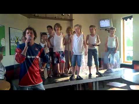 Mini Kromme Jongens/Meiden zingen Bloemkool en Nummer Twee bij F.C. 's-Gravenzande