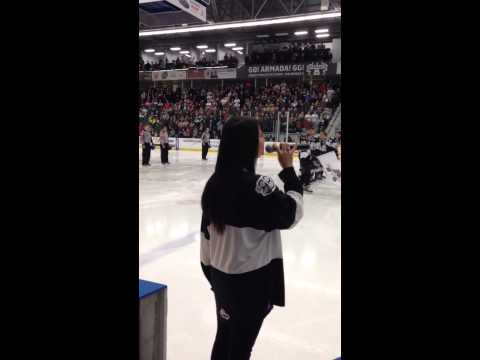 Manon Séguin chante l'hymne national pour l'Armada de Boisb
