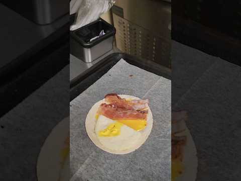 Dunkin donuts Wrap de café da manhã!! Dunkin Bacon Egg and Cheese wrap, #dunkin #dunkinoughnuts #food