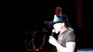 Swing-Trace Adkins concert performance