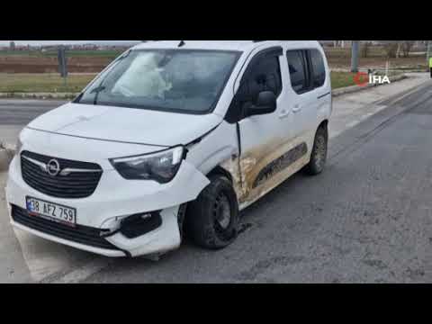 Hafif ticari araç ve otomobil çarpıştı: 5 yaralı