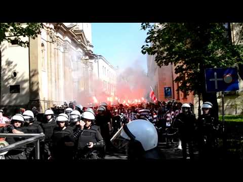 185 derby Krakowa Wisla - CRACOVIA  1:0 (30 kwietnia 2012) - przemarsz CRACOVII z rynku na mecz