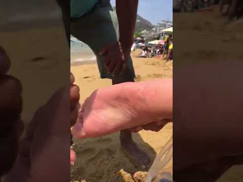 Así es le hacen a los chilangos cuando se erizan el pie🤣😅 No me pertenecen los derechos del autor