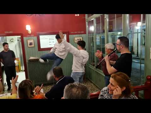 ΕΝΑΣ ΛΕΒΕΝΤΗΣ ΧΟΡΕΥΕ ΤΣΑΜΙΚΟ ΤΑ ΝΙΑΤΑ ΤΗΣ ΕΛΛΑΔΟΣ