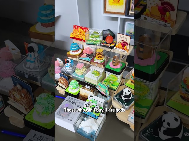 Vídeo relacionado con PLLYPE Calendario 3D 2026, Almohadilla de notas 2026, Calendario de Tiempo 3D, con Soporte de Lápiz, para Ornamentación de Escritorio, Cumpleaños, Regalo de Navidad