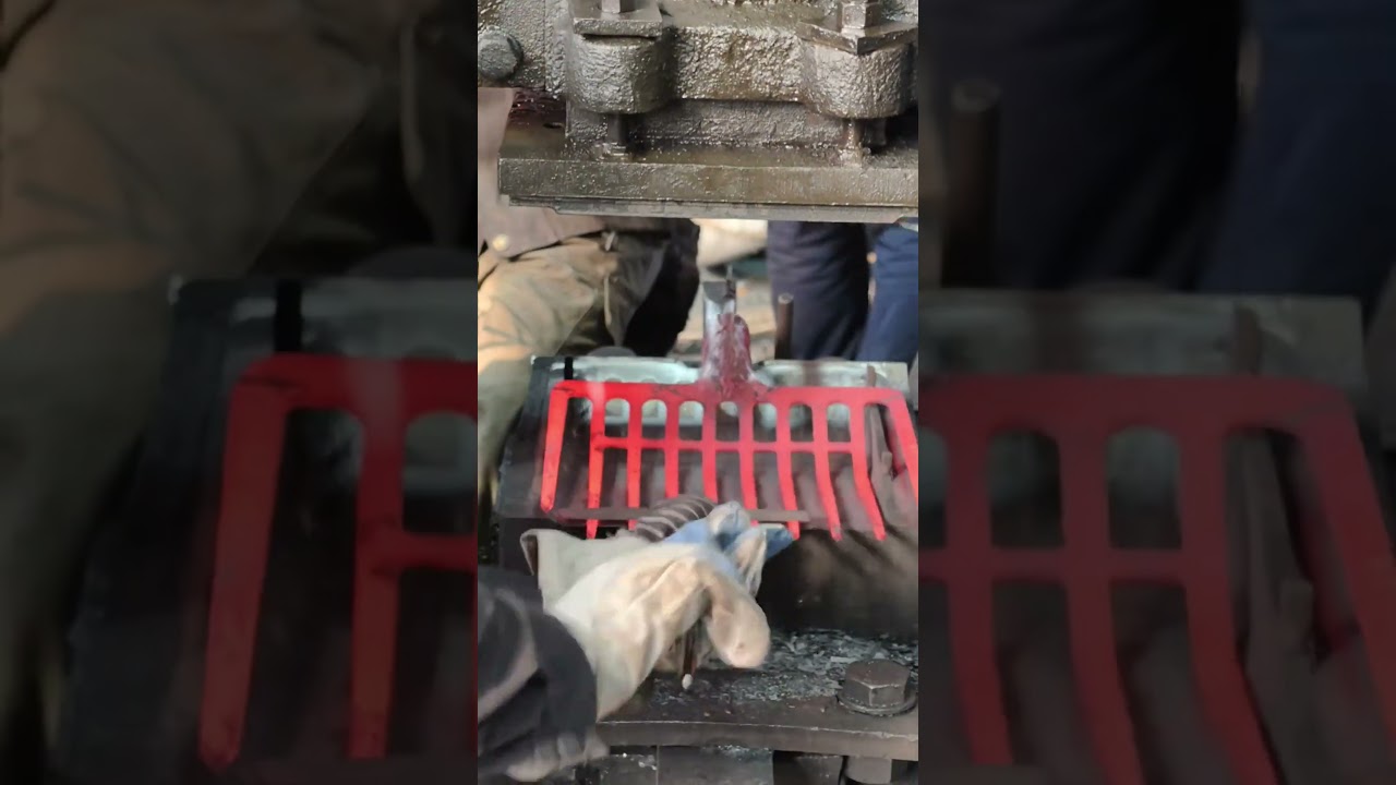 工業用レーキの鍛造工程：大型プレス機による精密成形