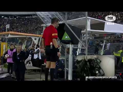 Após consultar o árbitro de vídeo VAR, juiz expulsa jogador do Colo-Colo contra p Palmeiras