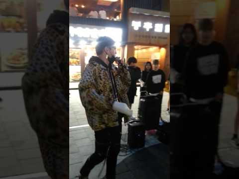 170517 디오비 two thums up