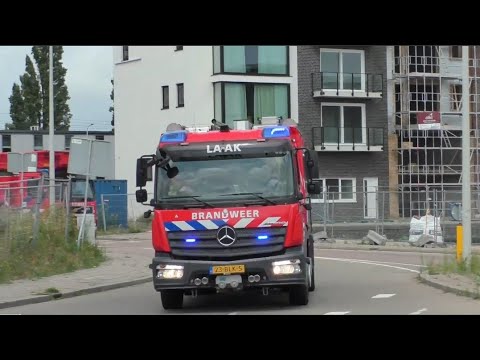 Verschillende Brandweer voertuigen met spoed onderweg naar meldingen in Den Haag