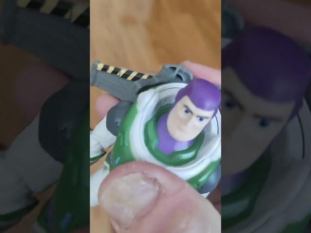 Vídeo relacionado con Disney Pixar Lightyear Alpha Buzz Figura con movimientos de juguete, regalo para niños +4 años (Mattel HHJ86)