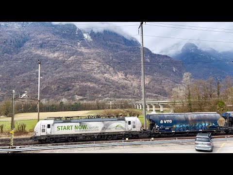 #455# TRENI MERCI - Bel convoglio con tramogge VTG e NACCO a Claro, direzione CHSM! #alptransit 