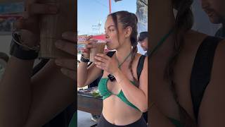 Colombiana prueba por primera vez el agua de Pozole