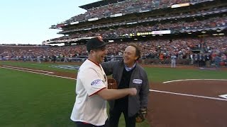 WS2014 Gm5: Robin Williams' kids throw to Crystal