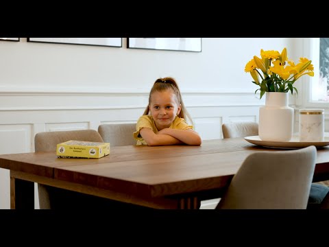 In diesem "Was schafft din Papi" Video wird ein Einblick in den Beruf als Chef Elektroinstallateur gewährt.