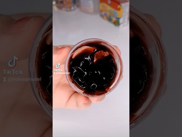 Vídeo relacionado con Boland 72243 - Sangre de teatro, 2 litros en bote, sangre falsa, sangre de película, sangre falsa, efecto especial, heridas, maquillaje, Halloween, fiesta temática, carnaval