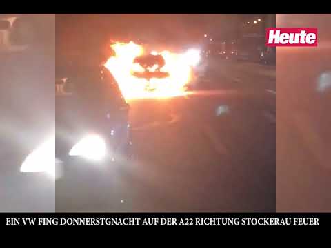 VW fing auf A22 Feuer - Lenker konnte sich retten