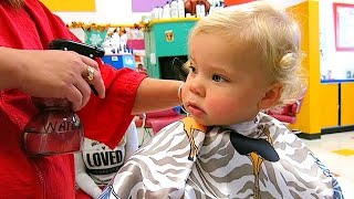BABY'S FIRST HAIRCUT!