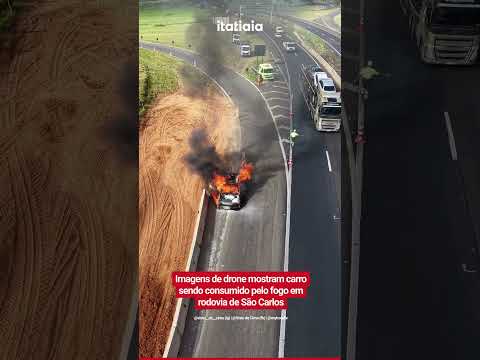 IMAGENS DE DRONE MOSTRAM CARRO SENDO CONSUMIDO POR FOGO EM RODOVIA NO INTERIOR DE SP