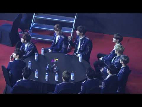 180214 가온차트 시상식 워너원 대기석 - 트와이스 무대 Wanna One Reaction to Twice