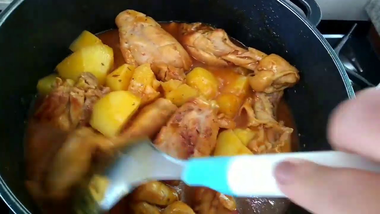 Frango ao molho com batata com: claudia amorim
