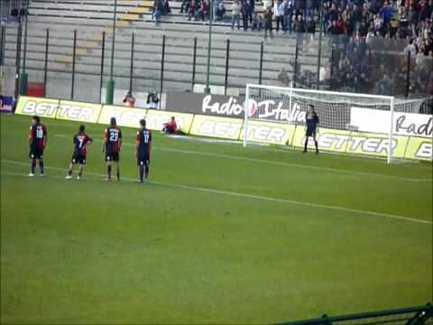 Cagliari - Bari 2-1. Agazzi para il rigore a Rudolf (visione dai distinti)