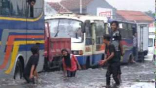 preview picture of video 'BANDUNG banjir rutin di Jln. Bypass SOEKARNO HATTA BANDNG'