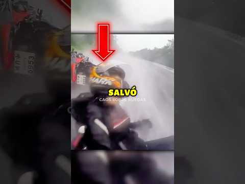 Motociclista Salva la Vida de su Novia en Plena Lluvia ❤️‍🩹