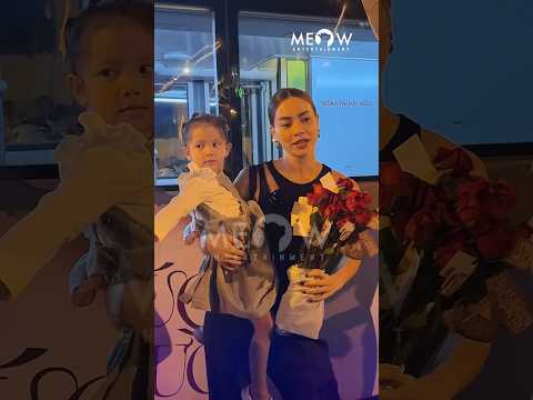 Lisa - Leon đi trải nghiệm xe bus ở Sài Gòn. Lisa đúng là Hồ Ngọc Hà nhí