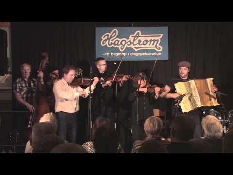 Anders Larsson med venner spiller "Bergrosa" av Sven Nyhus