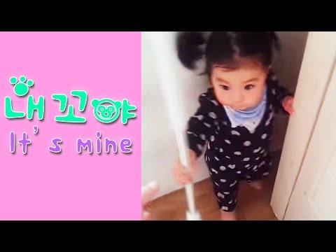 15 months old Yebin! mom is trying to take my mop! 15개월의 아가 예빈! 내 소중한 마대걸래인데 엄마가 뺏으려해요ㅠㅠ