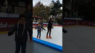 Diego y mama patinando