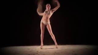 Смотреть онлайн Захватывающий танец девушки в песке