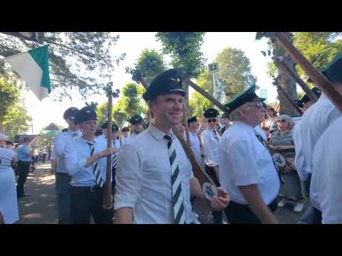 Schützenfest Olpe 2024 - Schützen parodieren vor dem König am Festplatz (20. Juli 2024)