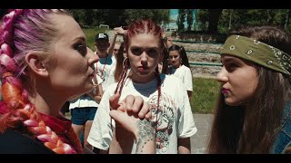 Videoklip Dominika Mirgová - Dole (ft. Elpe) s textom piesne